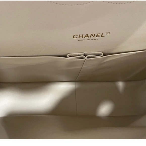 BNIB Chanel Maxi flap Beige Clair - Picture 10 of 16